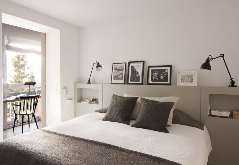 Ejemplo de dormitorio principal moderno con paredes blancas