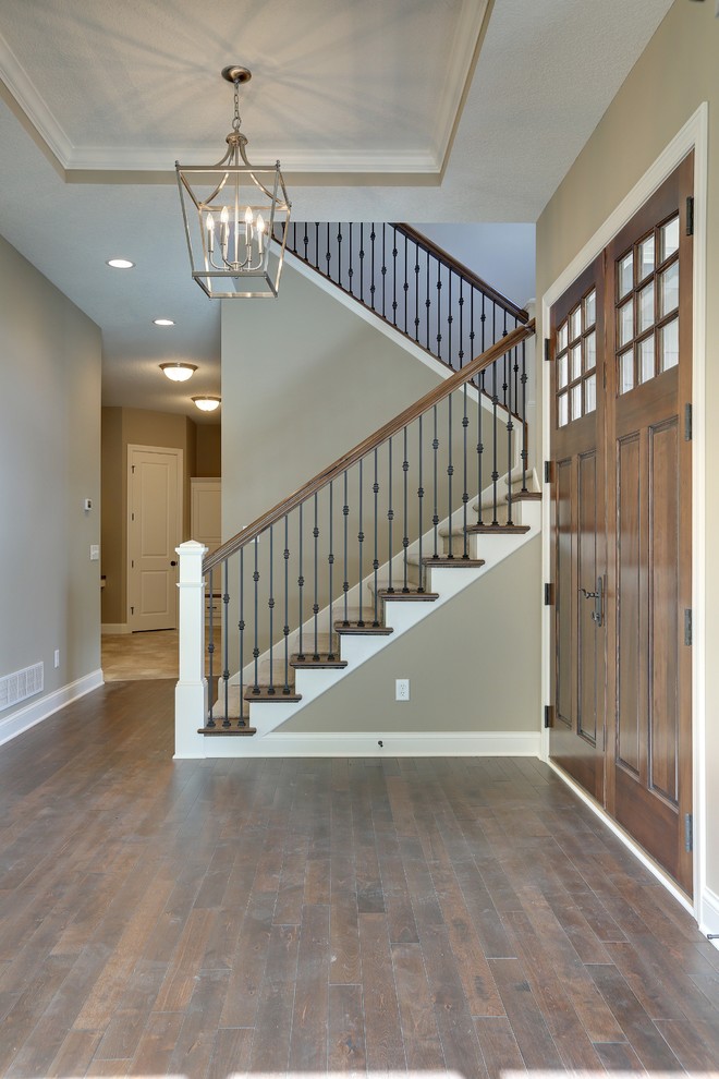 Transitional entryway photo in Minneapolis
