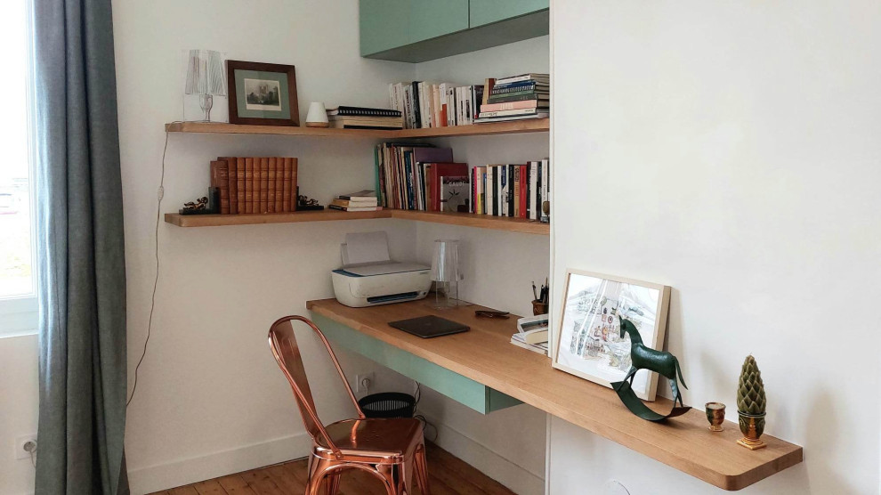 Источник вдохновения для домашнего уюта: рабочее место среднего размера в современном стиле с белыми стенами и встроенным рабочим столом