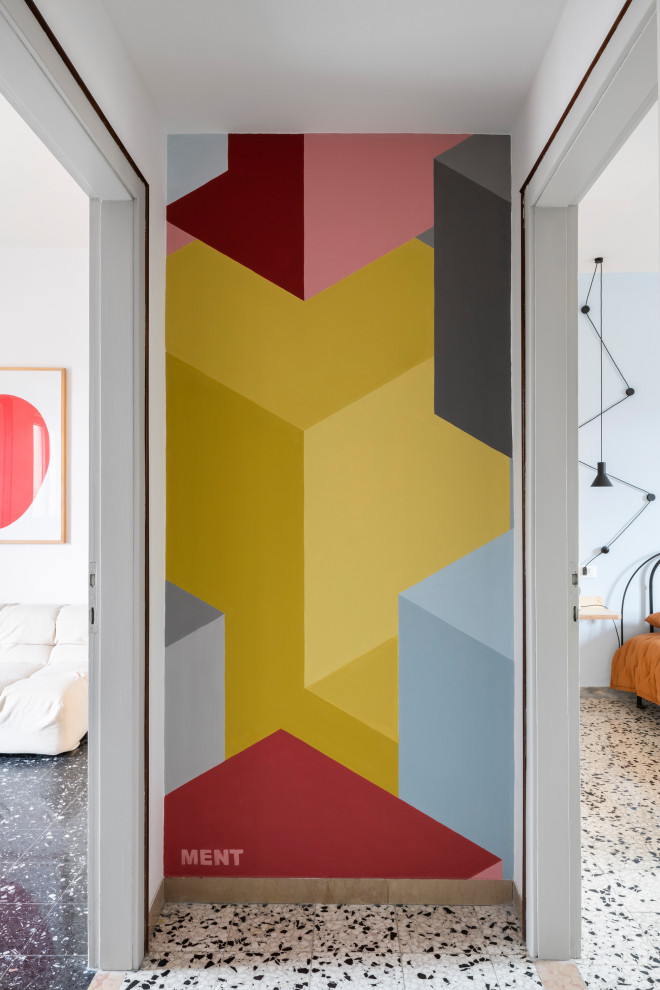 На фото: коридор среднего размера в современном стиле с белыми стенами, мраморным полом и разноцветным полом с