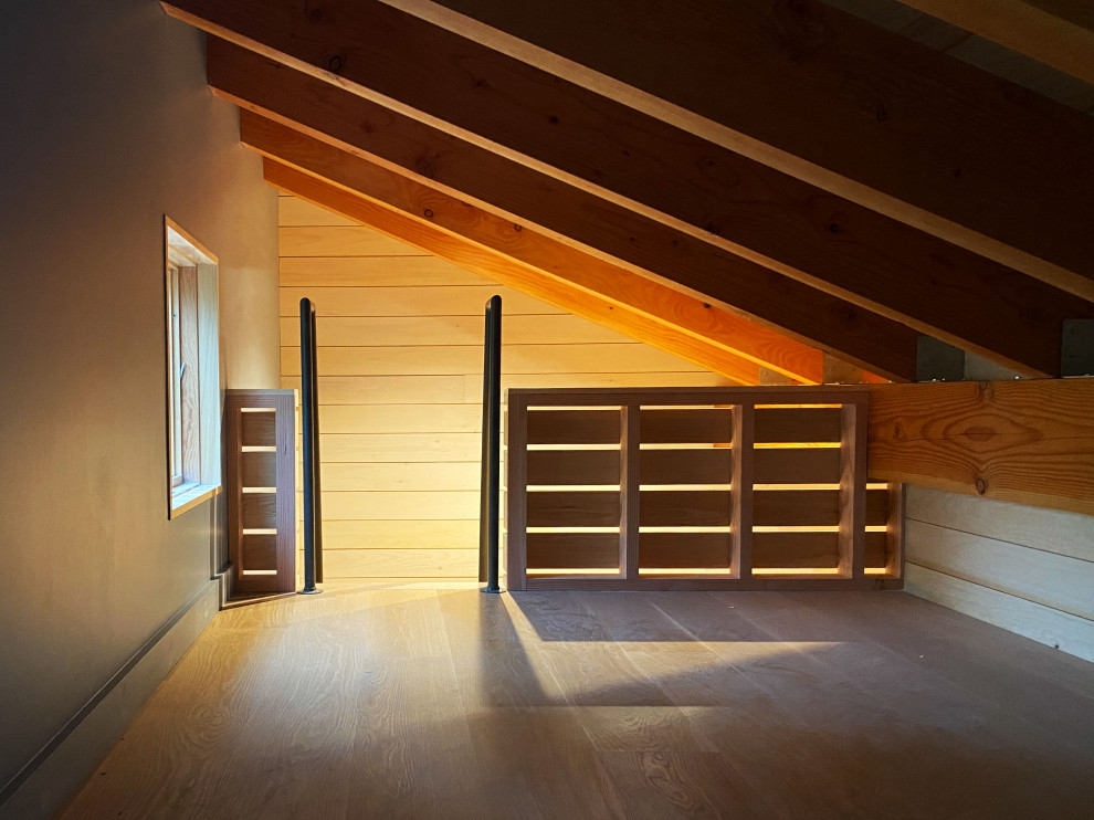 Idee per una piccola cameretta neutra stile rurale con pareti blu, pavimento in legno massello medio, soffitto in legno e pareti in legno