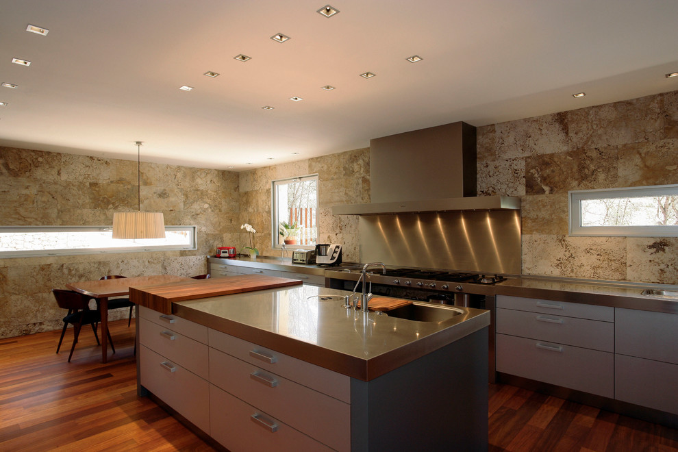 Photo of a contemporary kitchen in Barcelona.