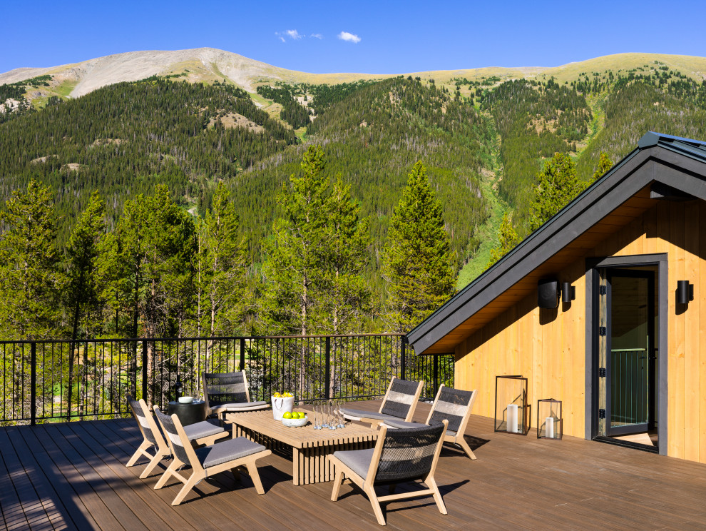 Example of a mountain style deck design in Denver