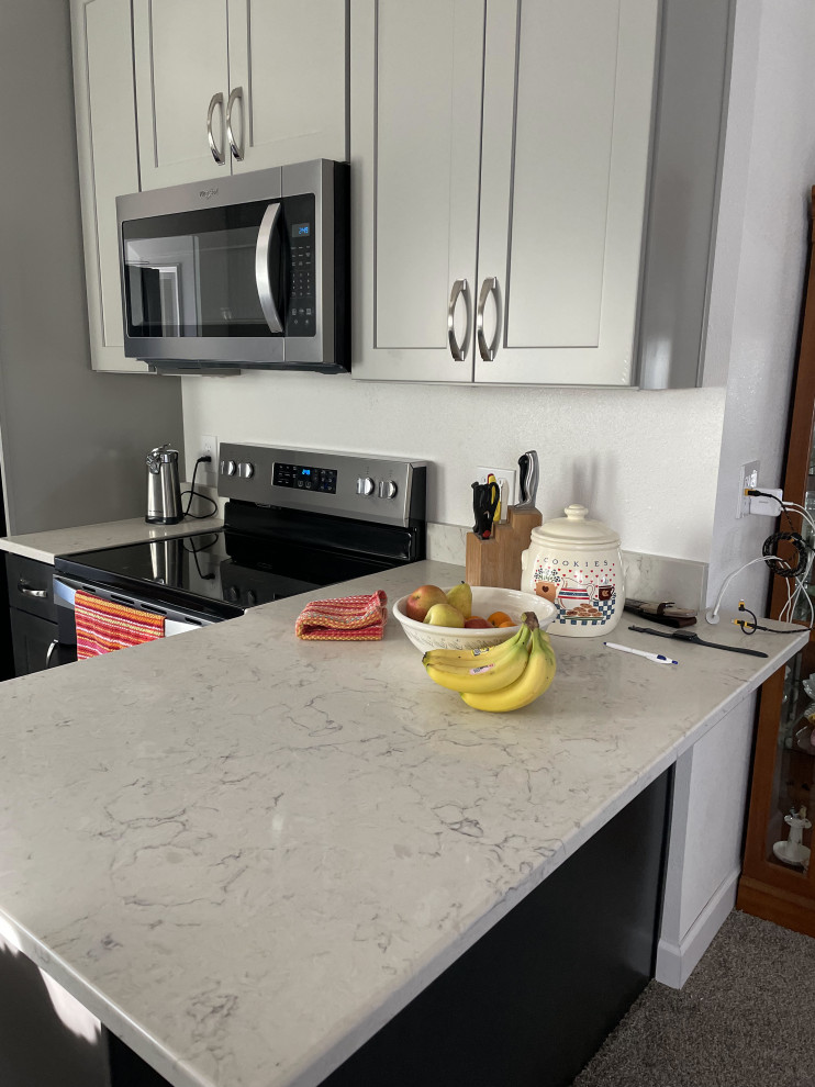 Eat-in kitchen - mid-sized transitional eat-in kitchen idea with shaker cabinets and quartz countertops