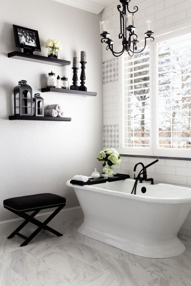 Inredning av ett klassiskt stort grå grått en-suite badrum, med luckor med upphöjd panel, svarta skåp, ett fristående badkar, en dubbeldusch, en toalettstol med separat cisternkåpa, gul kakel, mosaik, grå väggar, klinkergolv i porslin, ett undermonterad handfat, bänkskiva i kvartsit, grått golv och med dusch som är öppen
