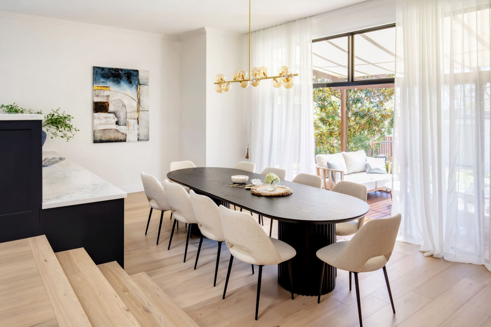 Inspiration pour une salle à manger design avec un mur blanc, parquet clair et un sol beige.
