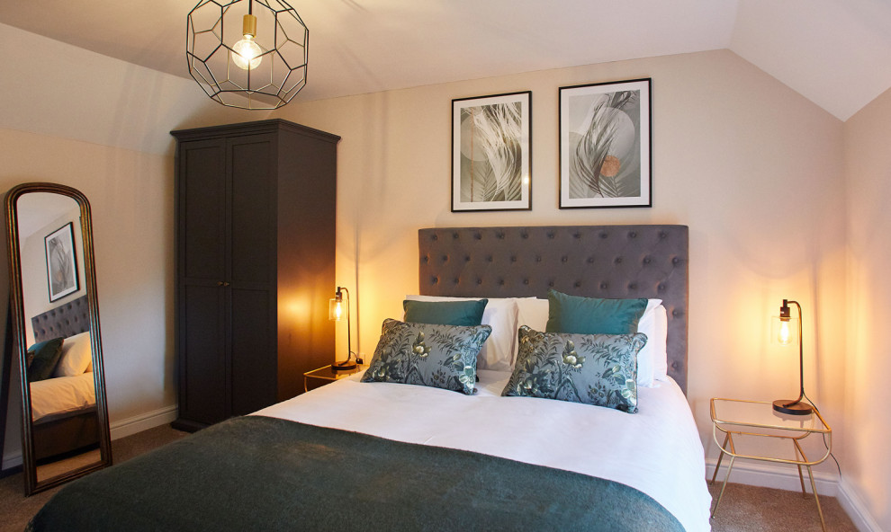 Foto de habitación de invitados clásica de tamaño medio con paredes beige, moqueta y suelo beige
