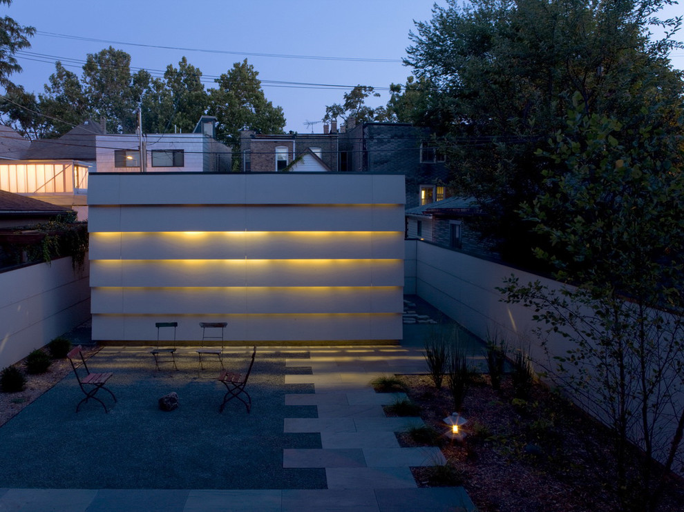 Inspiration for a contemporary patio in Chicago.