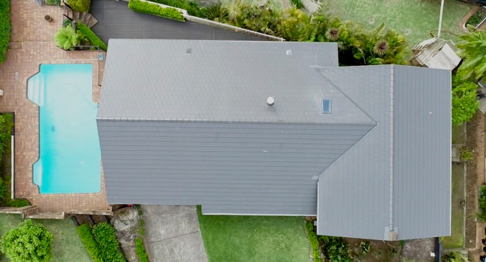 Стильный дизайн: дом в стиле модернизм с черепичной крышей - последний тренд