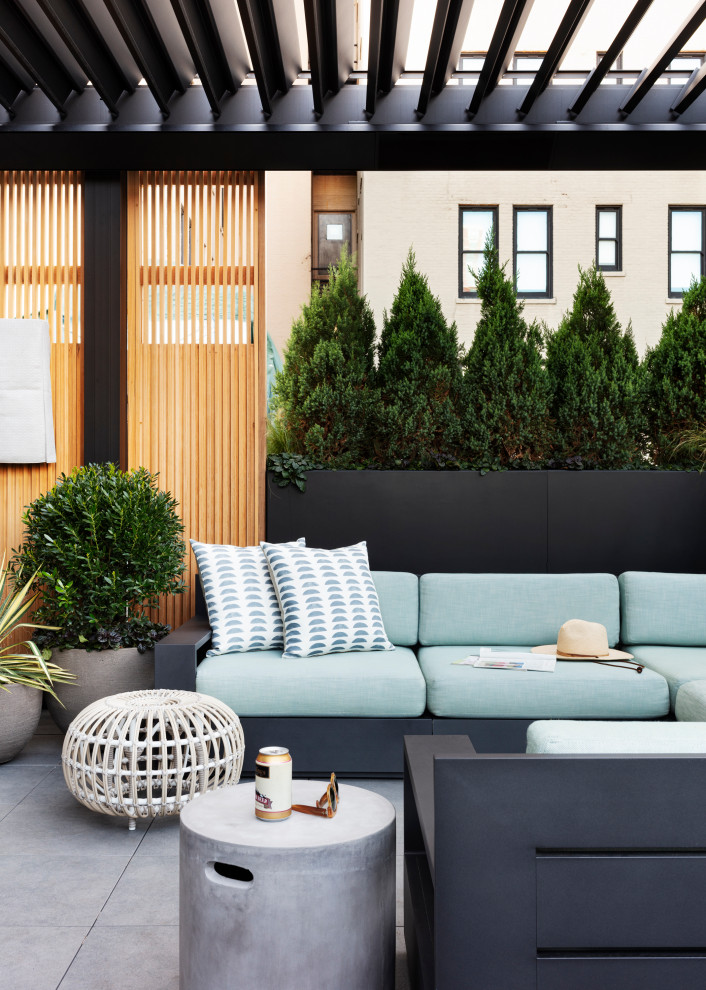Große Klassische Terrasse im Dach mit Outdoor-Küche und Mix-Geländer in New York