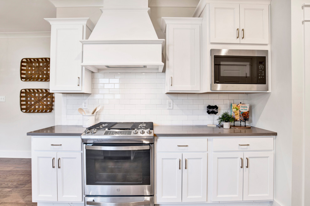 Kitchen - transitional kitchen idea