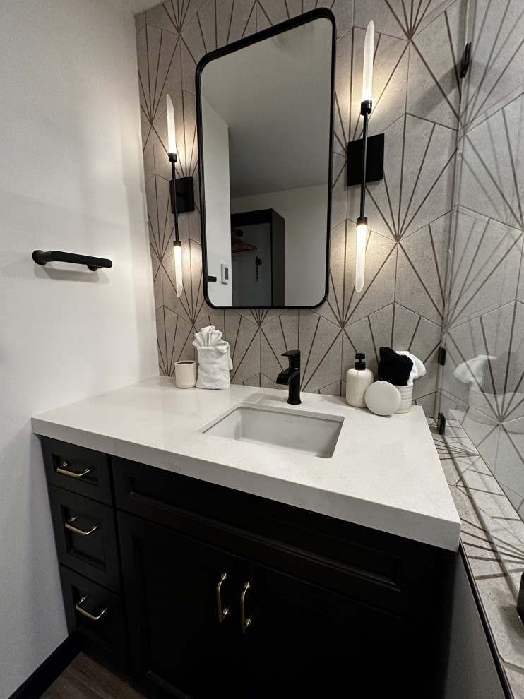 Стильный дизайн: маленькая главная ванная комната со стиральной машиной в стиле ретро с фасадами в стиле шейкер, черными фасадами, угловым душем, унитазом-моноблоком, бежевой плиткой, керамогранитной плиткой, белыми стенами, полом из винила, врезной раковиной, столешницей из искусственного кварца, коричневым полом, душем с распашными дверями, белой столешницей, тумбой под две раковины и напольной тумбой для на участке и в саду - последний тренд