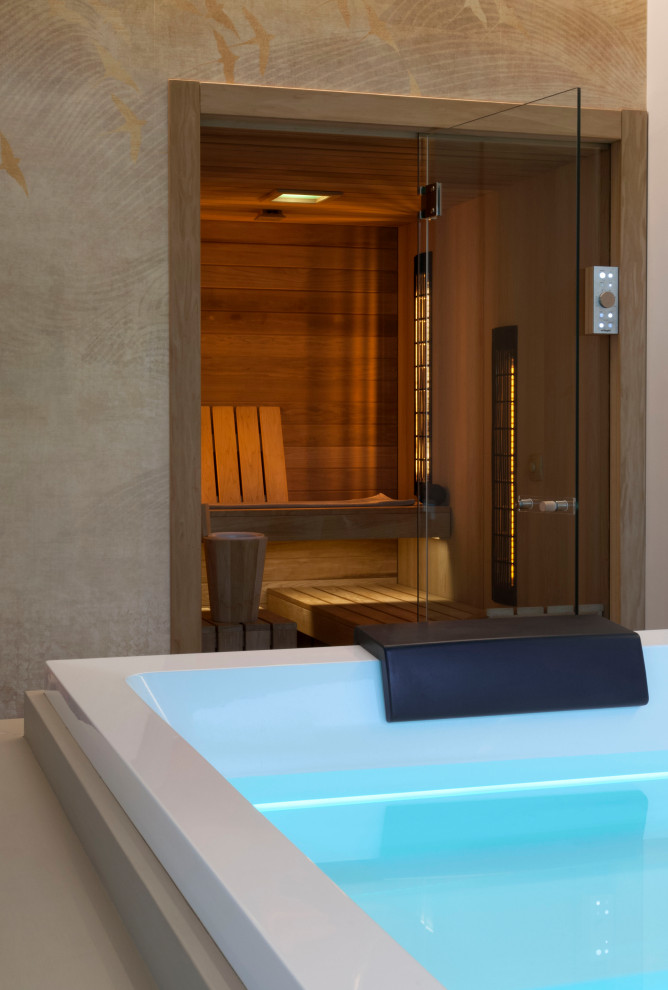 На фото: большая баня и сауна в стиле рустика с гидромассажной ванной, бежевыми стенами, кирпичным полом и оранжевым полом с