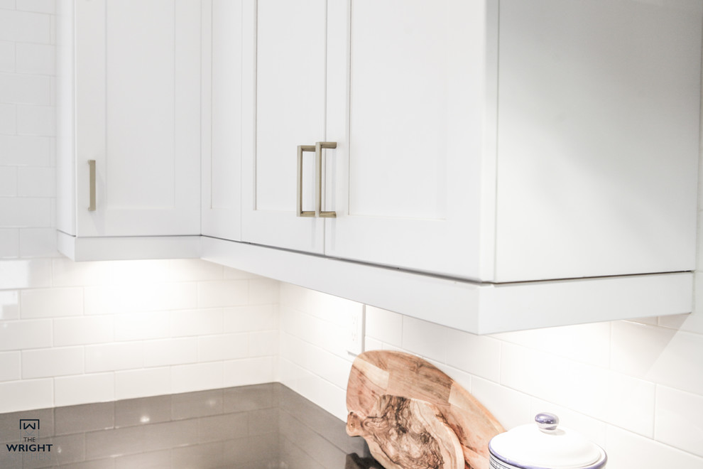 Transitional home design photo in Toronto