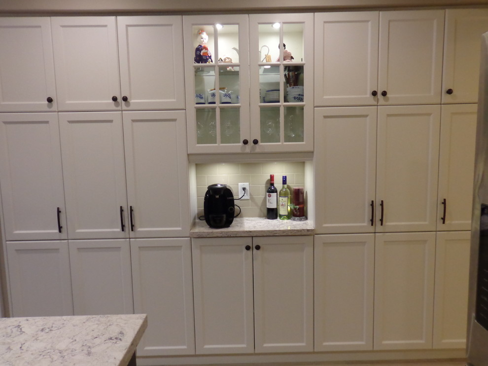 Transitional kitchen photo in Toronto