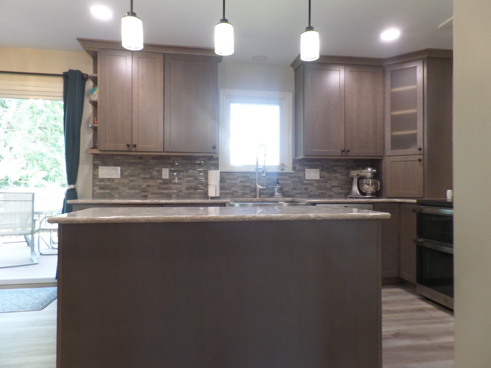 Kitchen - transitional kitchen idea