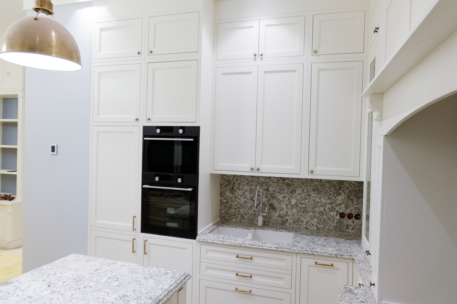 Кухня в 3 ряда, преимущества