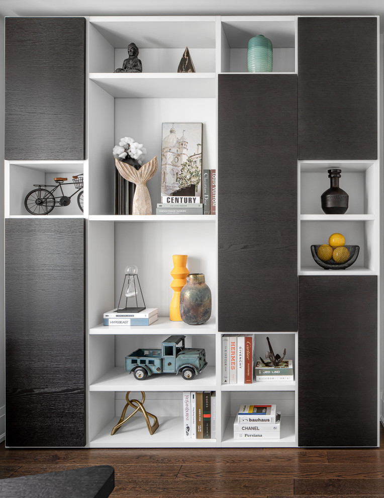 Esempio di uno studio minimalista di medie dimensioni con libreria, pareti bianche, parquet scuro, scrivania autoportante e pavimento marrone