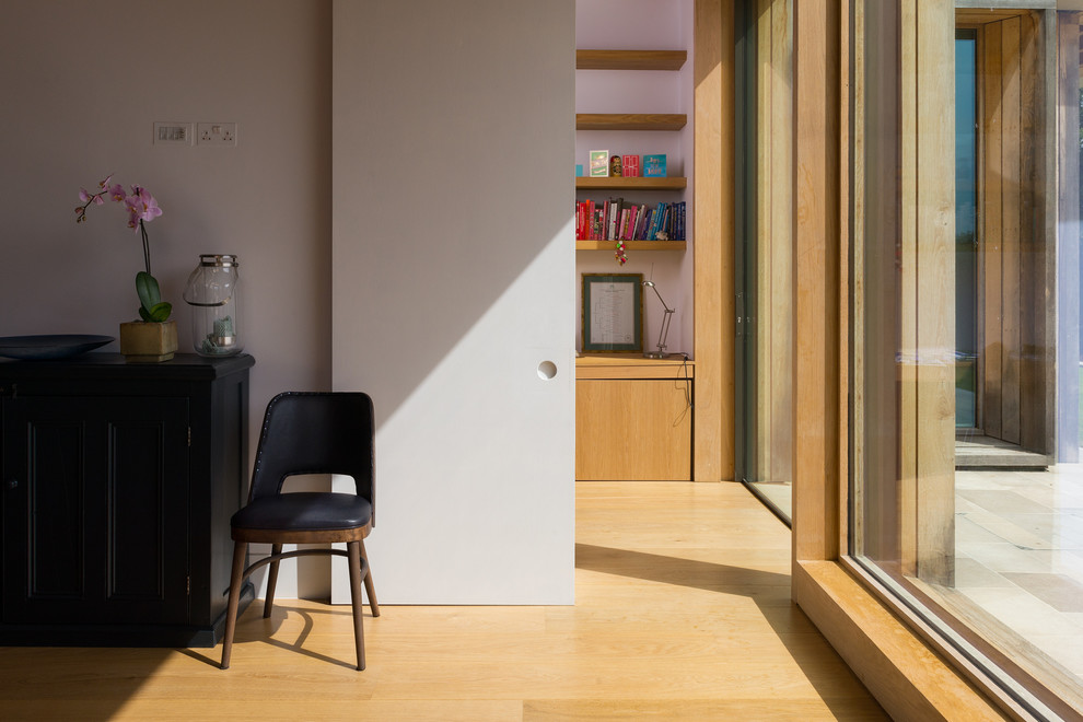 This is an example of a modern home office in Oxfordshire.