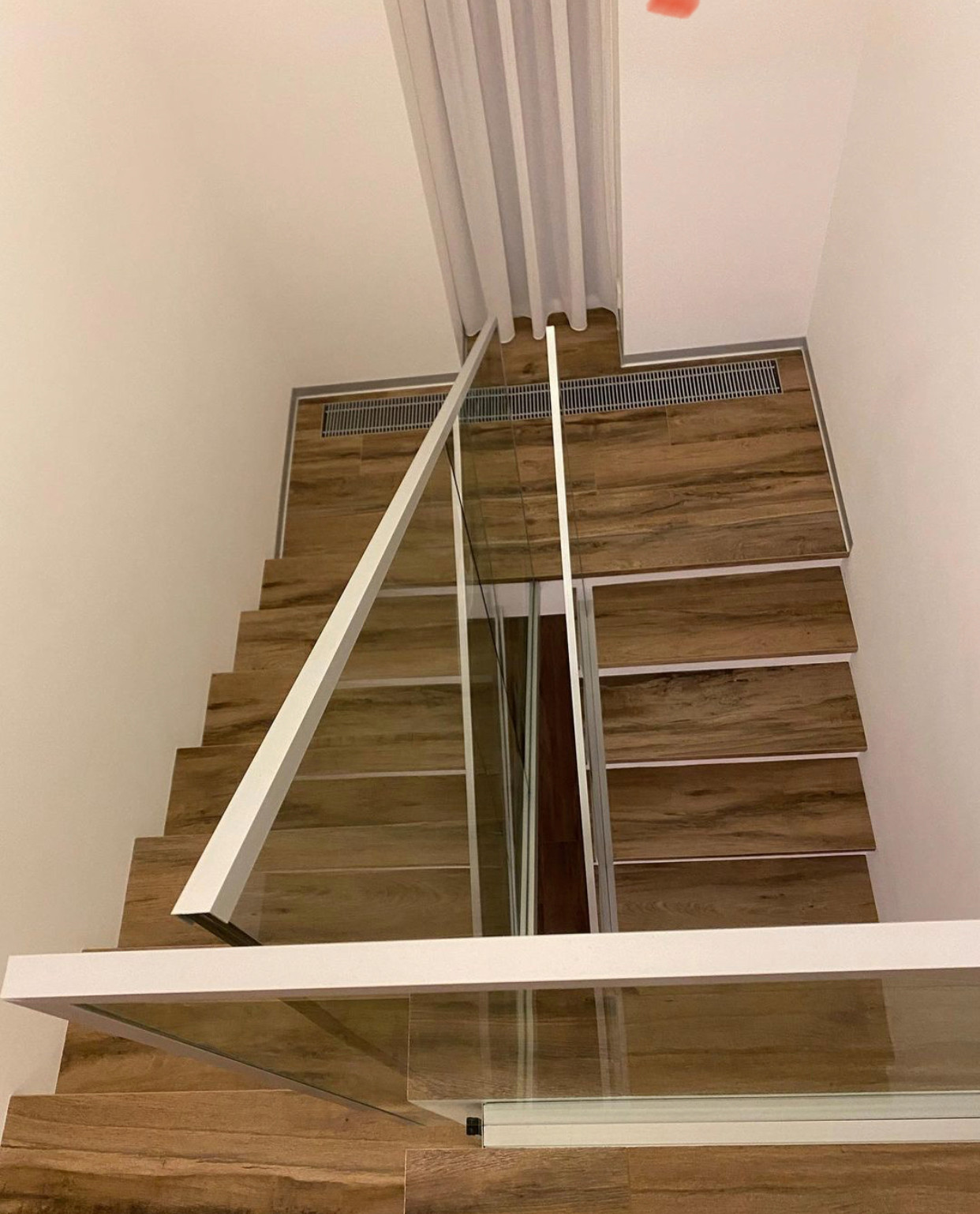 Стеклянные ограждения на лестнице