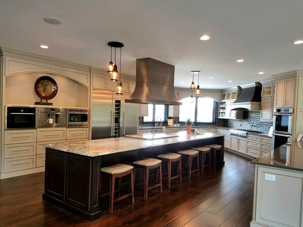 Transitional kitchen photo in Minneapolis