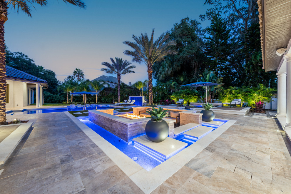 Geräumiger, Gefliester Moderner Infinity-Pool hinter dem Haus in individueller Form mit Pool-Gartenbau in Tampa