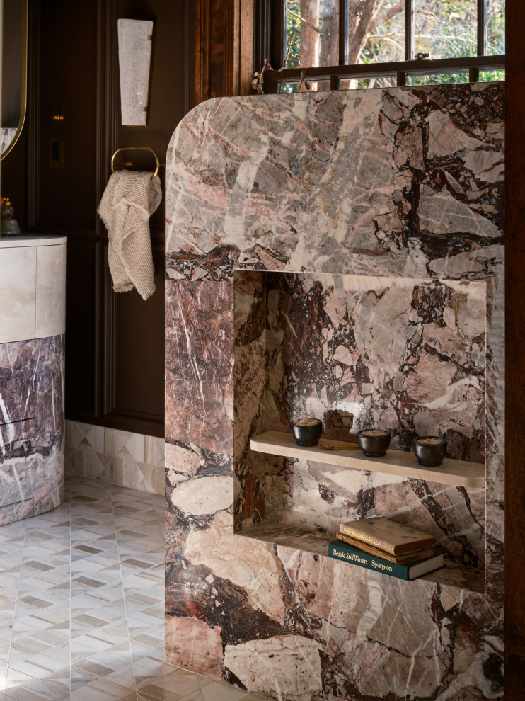 Modelo de cuarto de baño principal, doble y a medida tradicional renovado de tamaño medio con paredes marrones, suelo con mosaicos de baldosas, encimera de granito, encimeras blancas y lavabo de seno grande