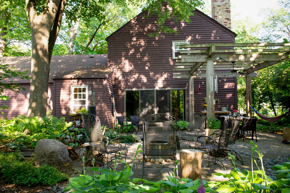 Mittelgroßer, Schattiger Rustikaler Garten im Sommer, hinter dem Haus mit Pergola und Natursteinplatten in Milwaukee
