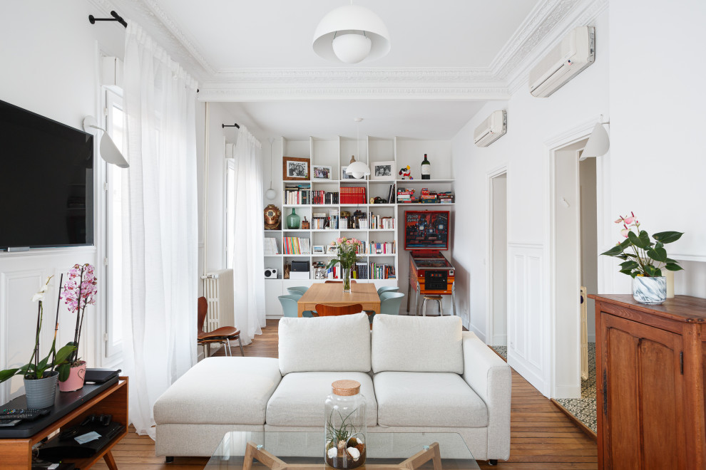 Großes Modernes Wohnzimmer mit weißer Wandfarbe und hellem Holzboden in Paris