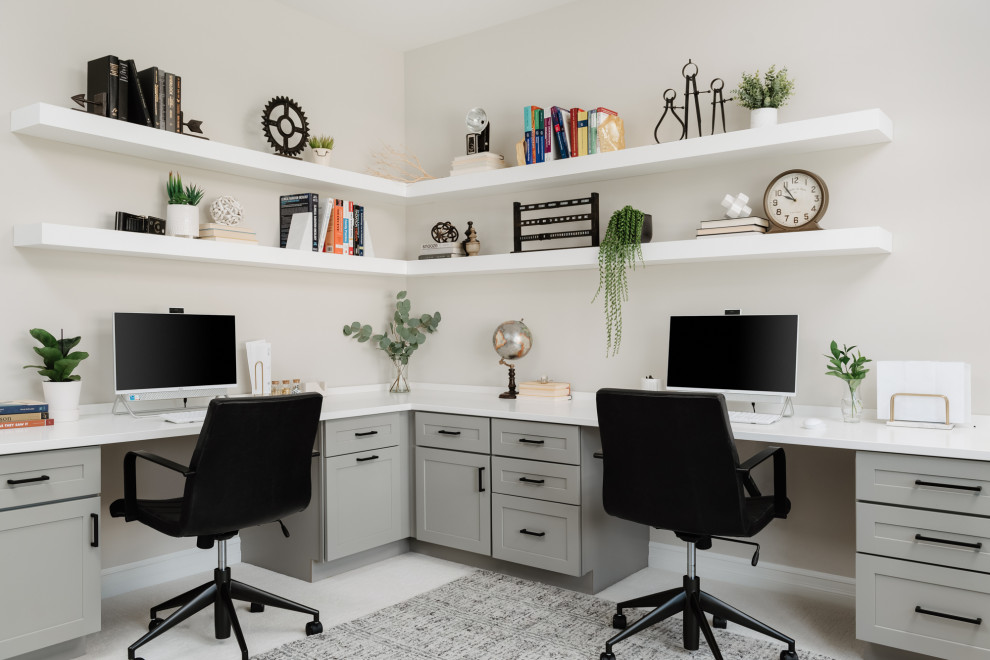 Свежая идея для дизайна: большое рабочее место в стиле неоклассика (современная классика) с серыми стенами, ковровым покрытием, встроенным рабочим столом и серым полом - отличное фото интерьера