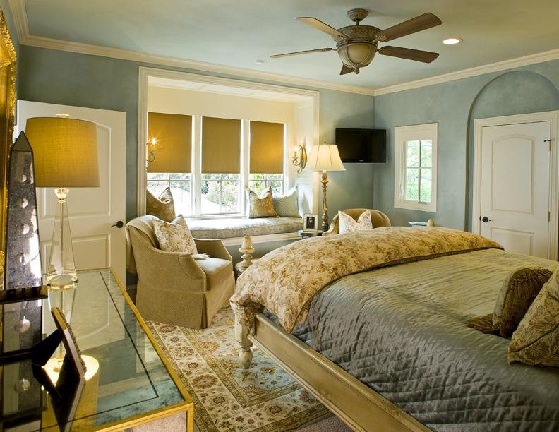 Inspiration for a mid-sized master bedroom in Dallas with blue walls and carpet.