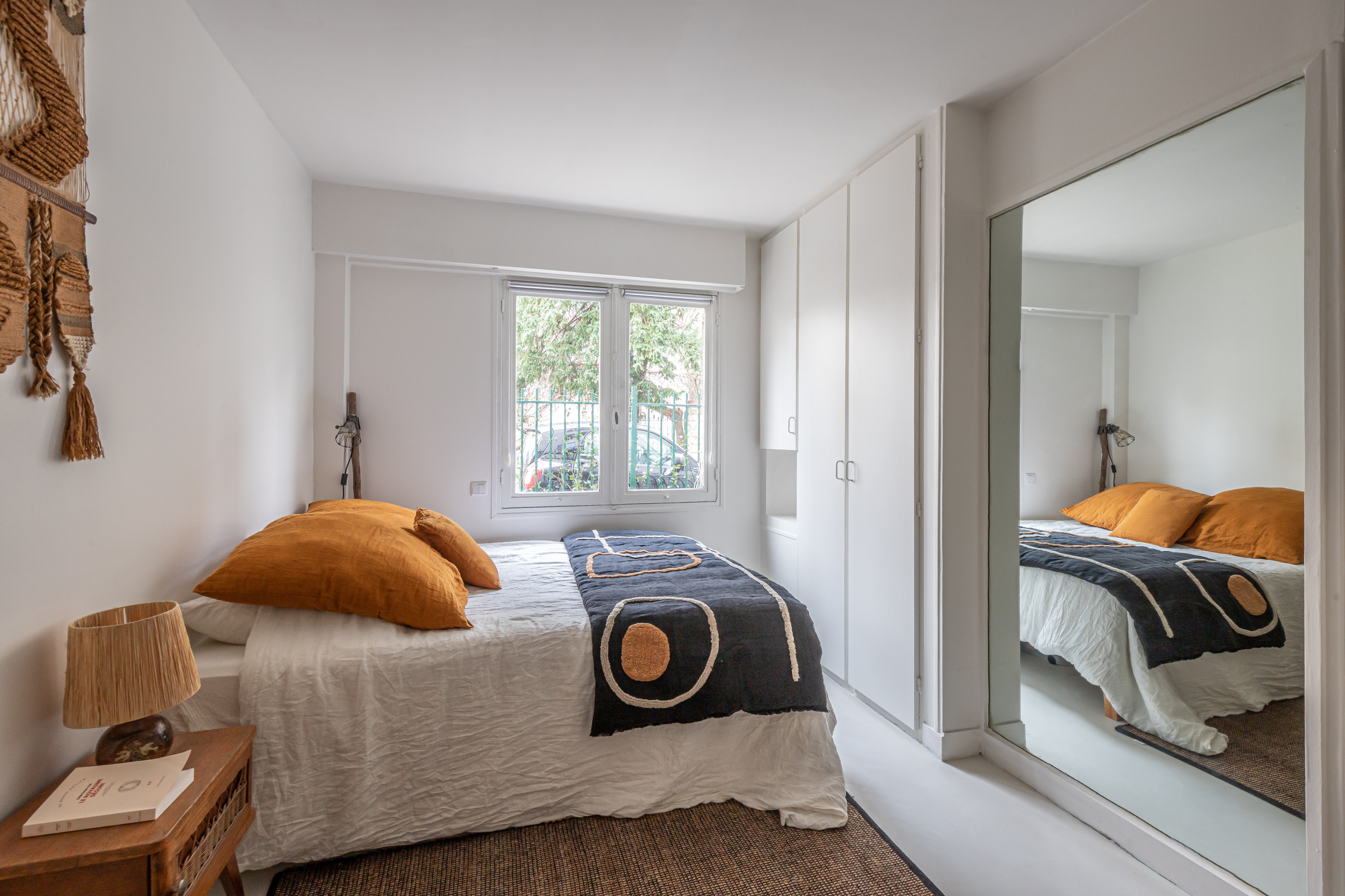 Le bureau devenu une grande chambre claire, aérée et lumineuse avec son grand dressing et son coin lecture