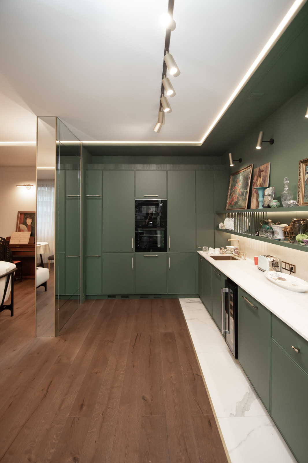 Стильная неоклассическая кухня в темно-изумрудном цвете