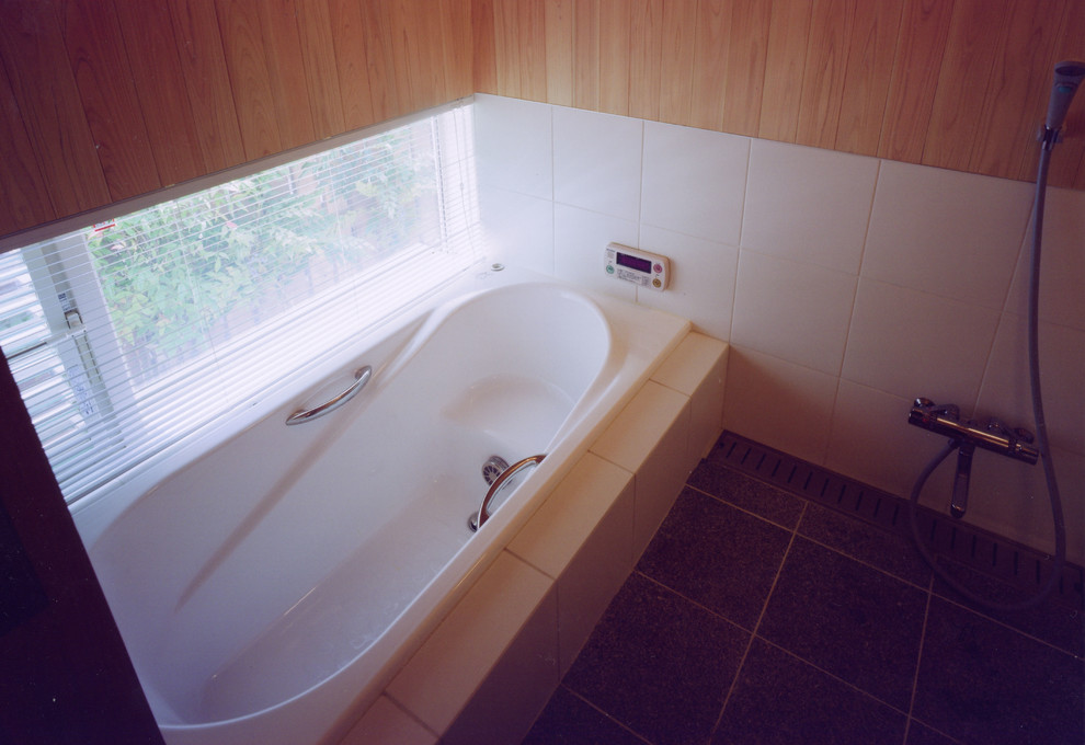 Asiatisches Badezimmer mit Einbaubadewanne und Holzwänden in Osaka