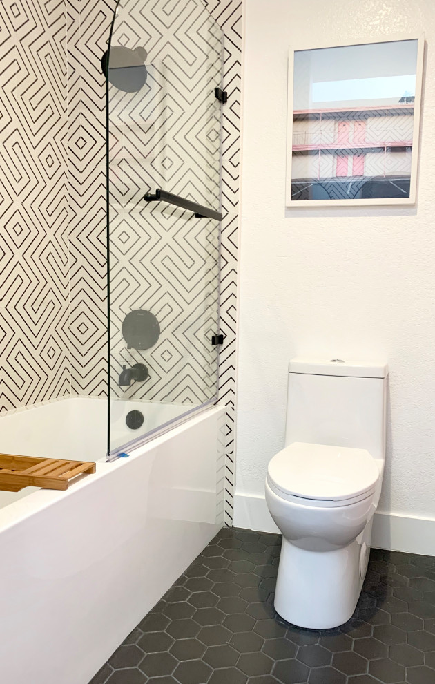 Стильный дизайн: маленькая детская ванная комната в стиле ретро с плоскими фасадами, светлыми деревянными фасадами, ванной в нише, душем над ванной, унитазом-моноблоком, черно-белой плиткой, цементной плиткой, розовыми стенами, полом из керамической плитки, монолитной раковиной, столешницей из искусственного кварца, черным полом, душем с распашными дверями, белой столешницей, нишей, тумбой под две раковины и напольной тумбой для на участке и в саду - последний тренд