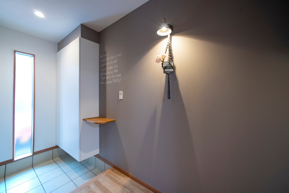 Inspiration pour une petite entrée vintage avec un couloir, un mur gris, un sol en contreplaqué, une porte simple, une porte en bois clair, un sol marron, un plafond en papier peint et du papier peint.