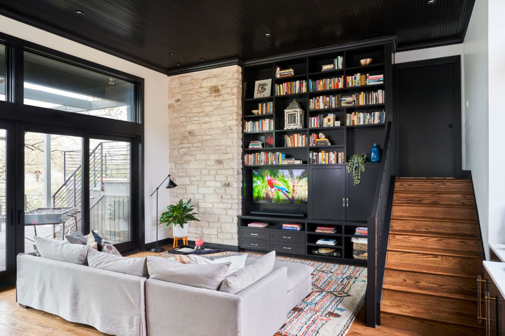 Großes Modernes Wohnzimmer mit Hausbar, weißer Wandfarbe, braunem Holzboden und Holzdecke in Austin