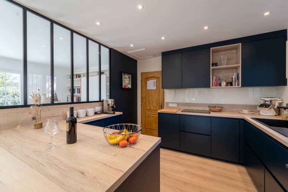 Design ideas for a medium sized contemporary kitchen in Marseille.