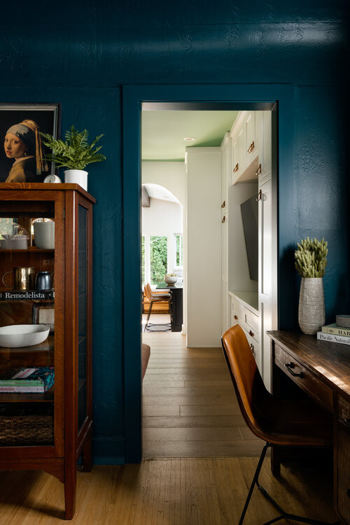 Immagine di un soggiorno design di medie dimensioni e chiuso con sala formale, pareti blu, pavimento in legno massello medio, nessun camino e nessuna TV
