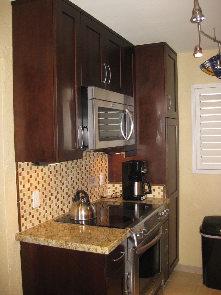 Kitchen - tropical kitchen idea in Hawaii