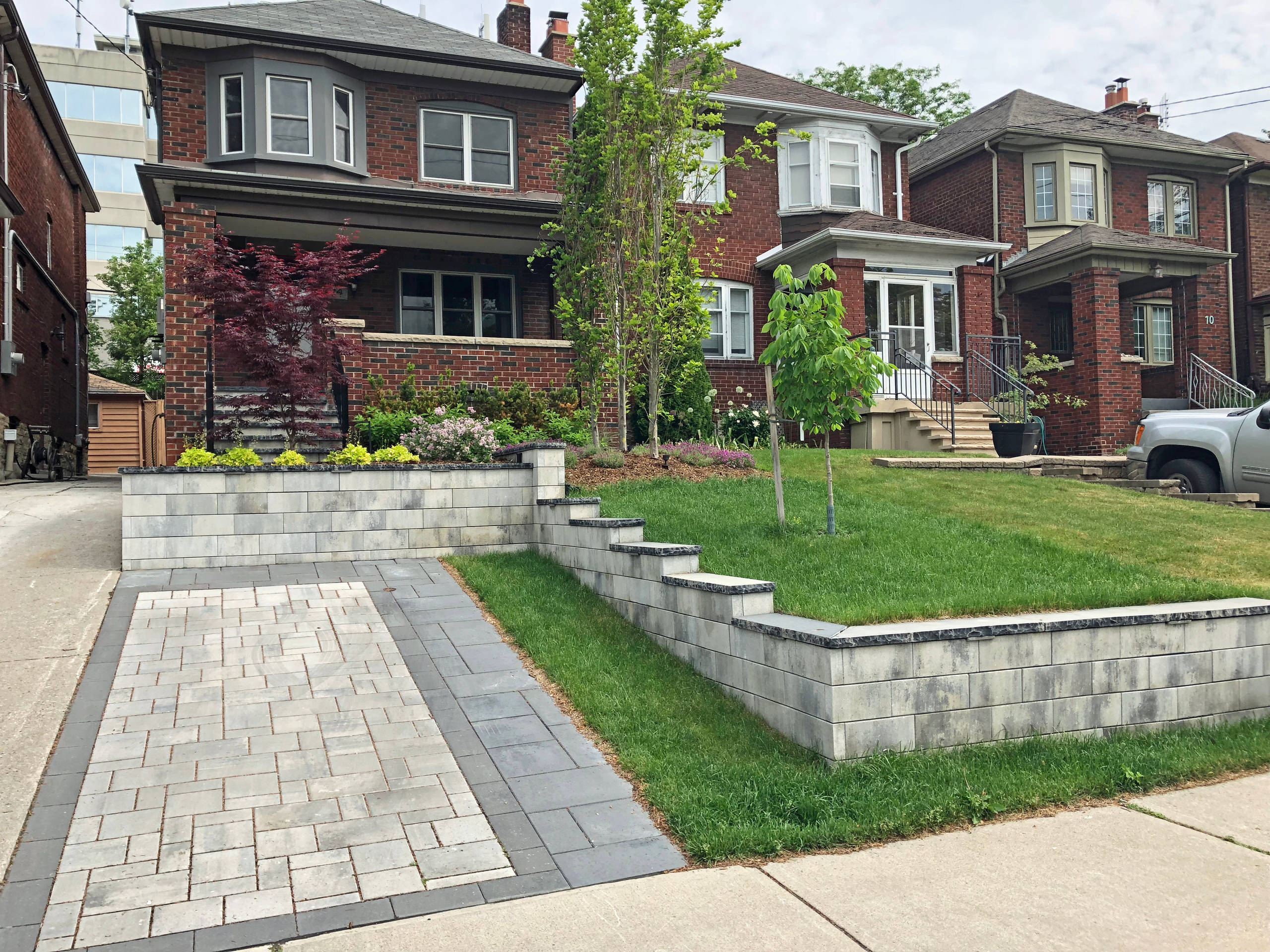 Design ideas for a mid-sized full sun front yard concrete paver landscaping in Toronto for summer.