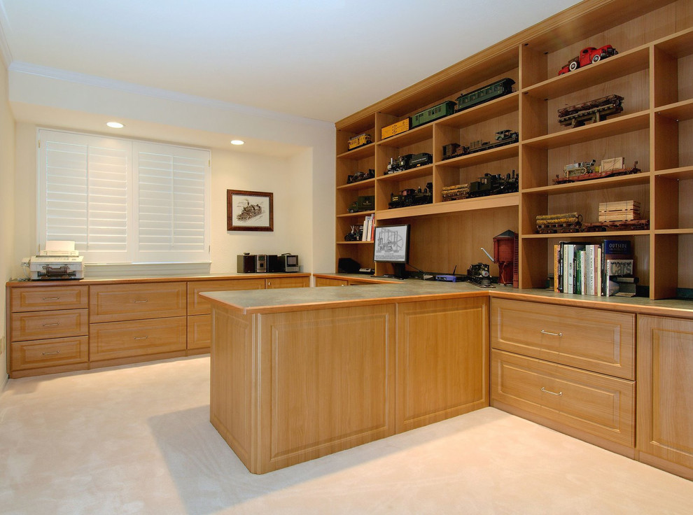 Example of a trendy home office design in San Francisco