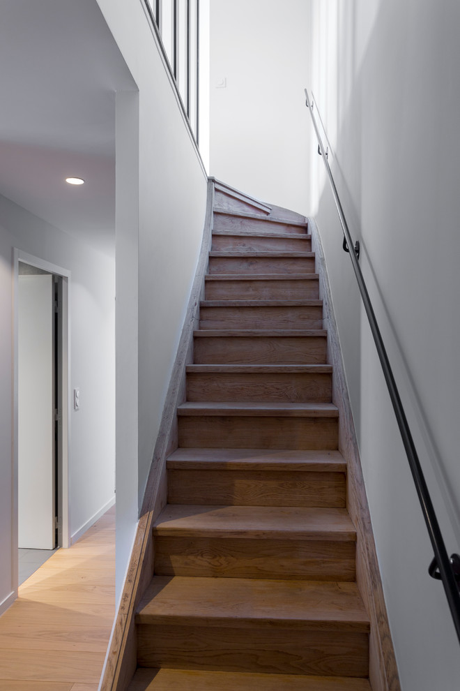 Design ideas for a mid-sized contemporary wood straight staircase in Paris with wood risers.
