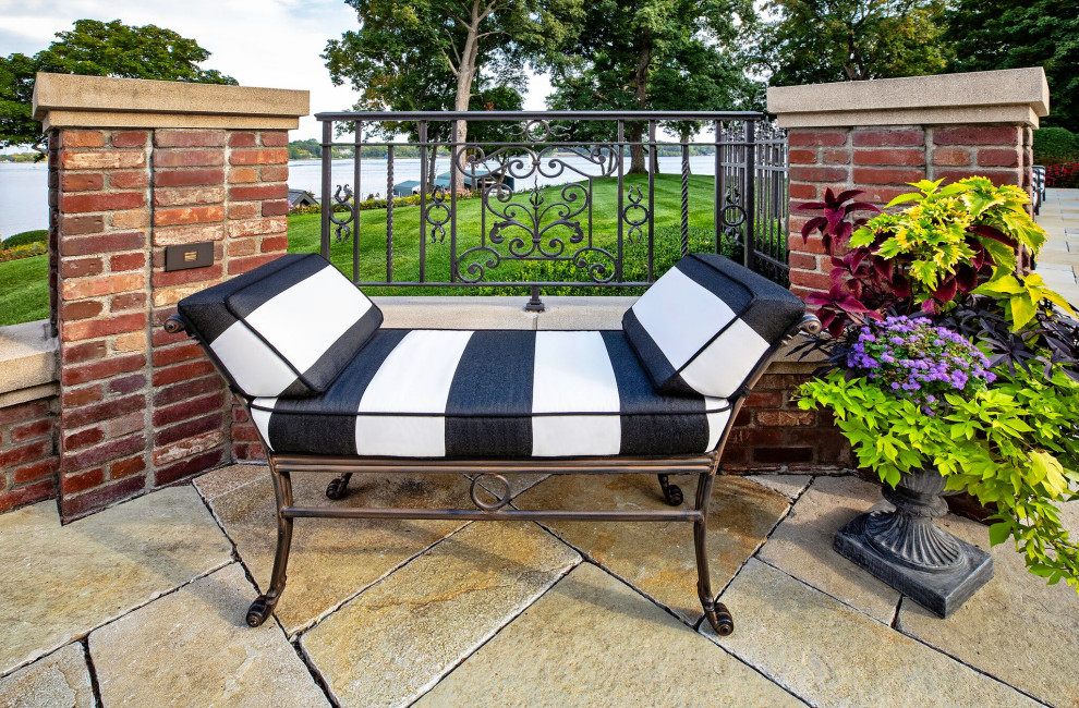 Example of a transitional home design design in Minneapolis