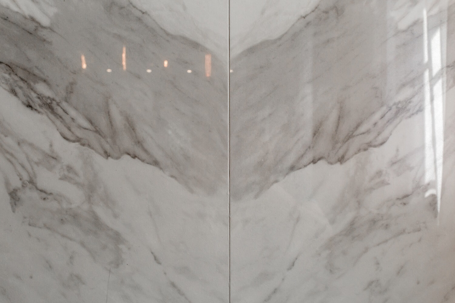 Calacata Book вблизи