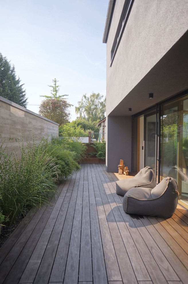 Inspiration for a contemporary side yard deck in Other.