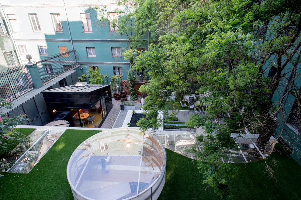 Imagen de acceso privado escandinavo en patio con exposición parcial al sol