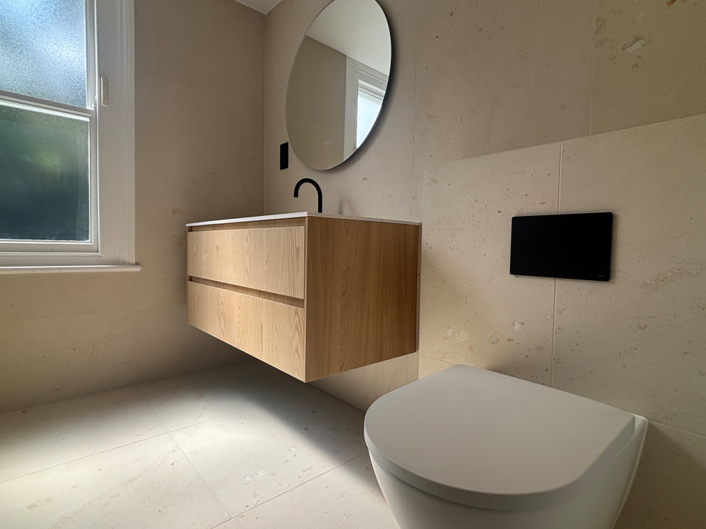 Family bathroom, E9