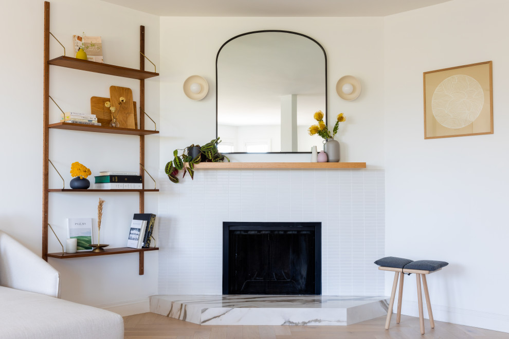 Идея дизайна: маленькая открытая гостиная комната в скандинавском стиле с белыми стенами, светлым паркетным полом, угловым камином, фасадом камина из плитки и коричневым полом без телевизора для на участке и в саду