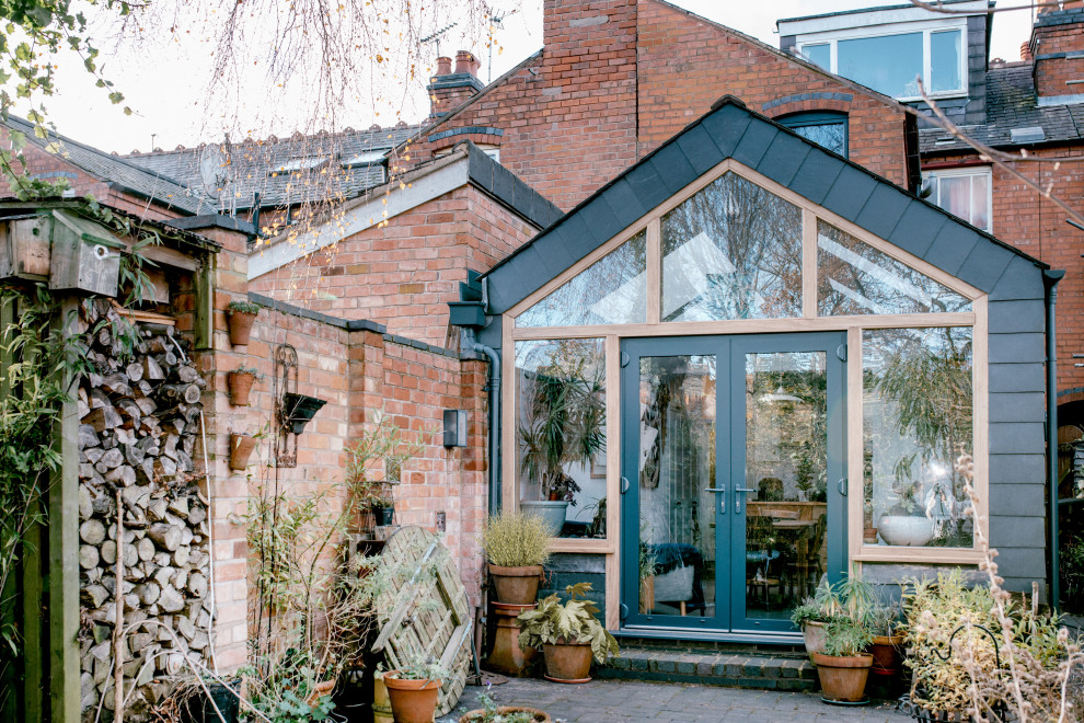 Inspiration för små moderna grå hus, med allt i ett plan, sadeltak och tak med takplattor